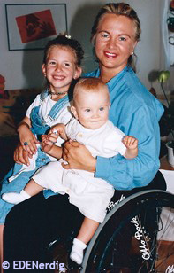 Esther Weber mit ihrem Sohn und ihrer Tochter auf dem Schoss
