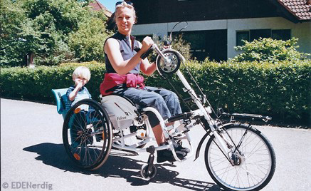 Esther Weber mit ihrem Sohn unterwegs mit dem Handbike