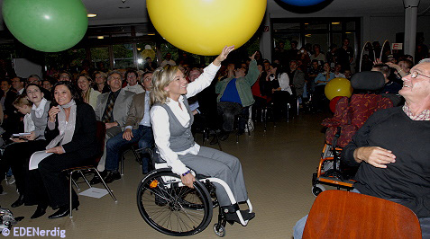 Menschen mit und ohne Handicap in einer Großveranstaltung