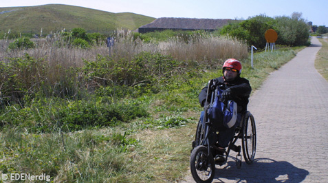 Rollstuhlfahrer mit Handbike unterwegs 